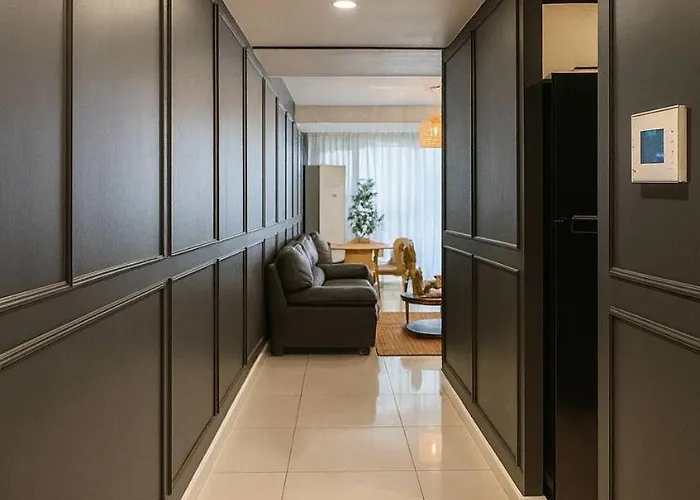 Bright, Stylish & Modern With Balcony *